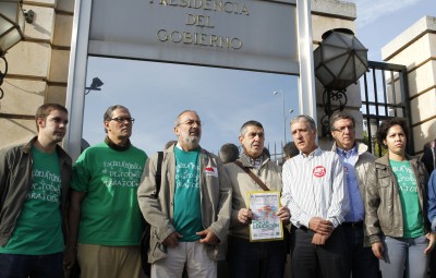 ENTREGAN EN LA MONCLOA UN MILLÓN DE FIRMAS EN CONTRA DE LA REFORMA EDUCATIVA